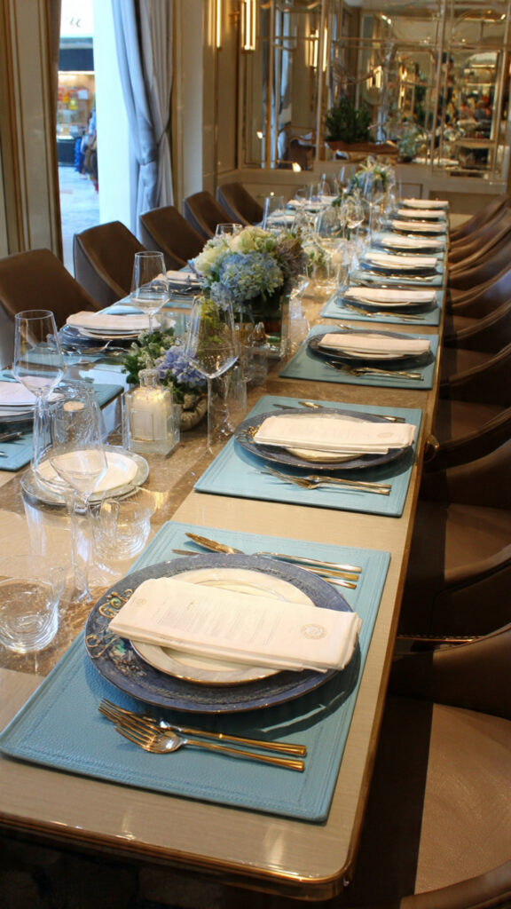 20 Dining Table Decor Ideas to Instantly Elevate Your Dining Space (Stylish & Modern Inspiration) 5 20 Dining Table Decor Ideas to Instantly Elevate Your Dining Space (Stylish & Modern Inspiration) - Decor Lads